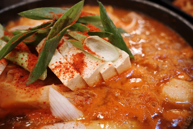 カレー鍋やキムチ鍋のニオイを無臭化へ導く、驚きの自然素材とは？