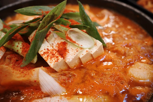 カレー鍋やキムチ鍋のニオイを無臭化へ導く、驚きの自然素材とは？